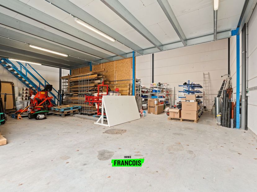 Dans le parc dactivités récemment réalisé Tintersweghe, nous proposons ce hall de qualité. Le site bénéficie dun emplacement stratégique en bordure de