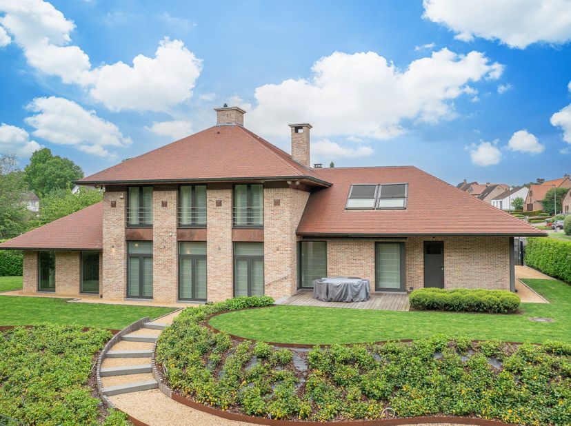 Deze exclusieve villa in Dilbeek bevindt zich op een prachtig perceel van 10a86 en geniet van een bijzonder rustige ligging op het einde van een doodl