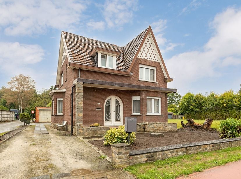Vennekensstraat 31 – 2235 Hulshout<br />
<br />
Indeling:<br />
- inkomhal<br />
- woonkamer (momenteel ingericht als extra slaapkamer/bureau)<br />
-