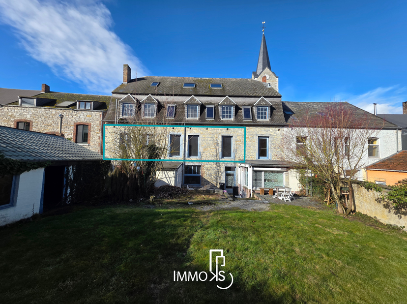 Appartement casco idéalement situé au cur de Beauraing, au 1er étage dune petite résidence. Lacquéreur conserve une liberté totale daménagement selon