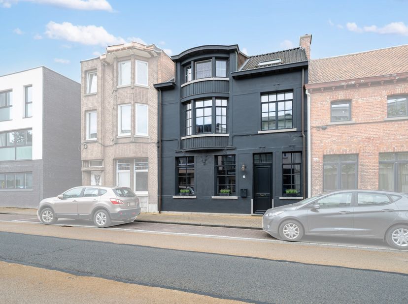 KIJKMOMENT WOENSDAG 10 JUNI TUSSEN 16-18 UUR, MAAK UW AFSPRAAK OP 03 771 99 80. Deze volledig gerenoveerde woning (ca 275m2 bew opp) straalt meteen ee