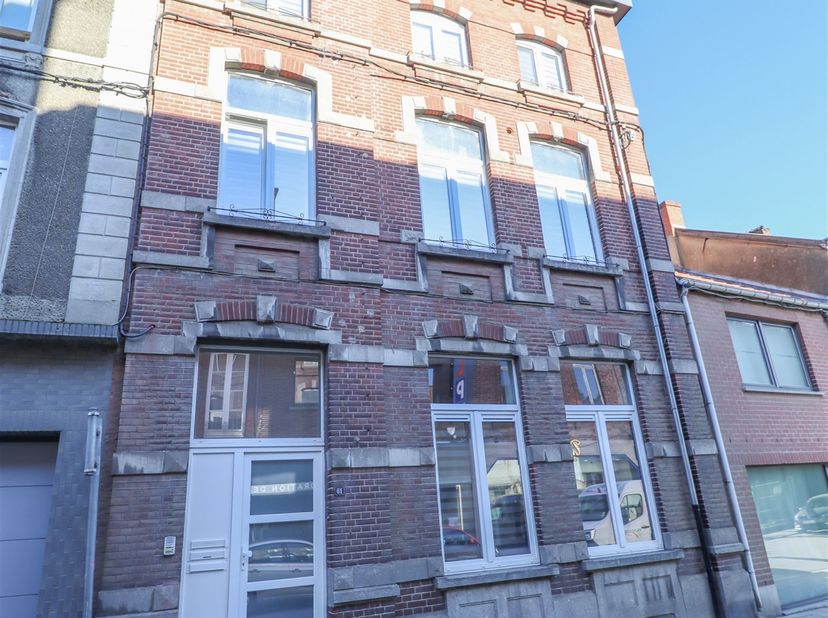 Avis aux investisseurs !<br />
<br />
Immeuble comprenant 3 appartements, entièrement rénové en 2023 et situé dans le centre de Châtelet, proche de