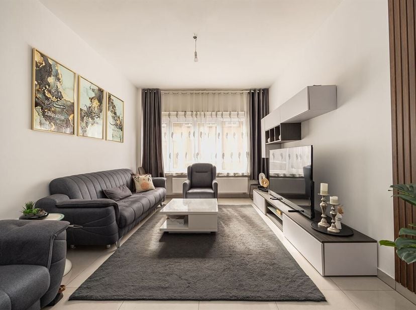 De woning is gelegen in gunstig gelegen. In de nabije omgeving bevinden zich diverse winkels, scholen, openbaar vervoer en andere voorzieningen voor h