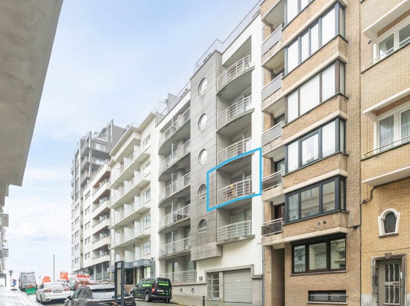 In een rustige straat, op aangename wandelafstand van zowel zee als station, bevindt zich dit verzorgde appartement met twee slaapkamers in een goed o