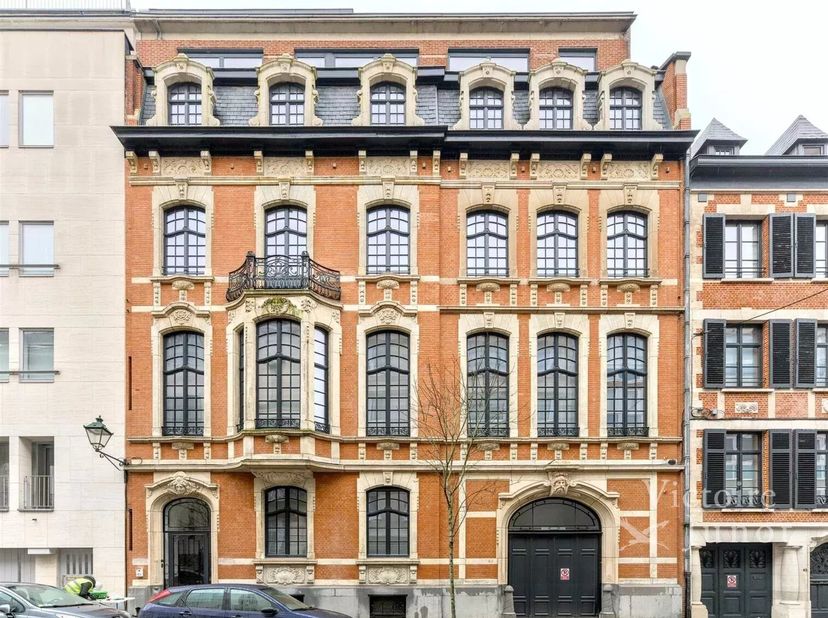 Gepresenteerd door Yanis Morsa: 0487 71 46 10 / yanis.morsa@victoire.be<br />
Victoire Junot biedt u aan in een in 1930 gebouwd gebouw, volledig geren