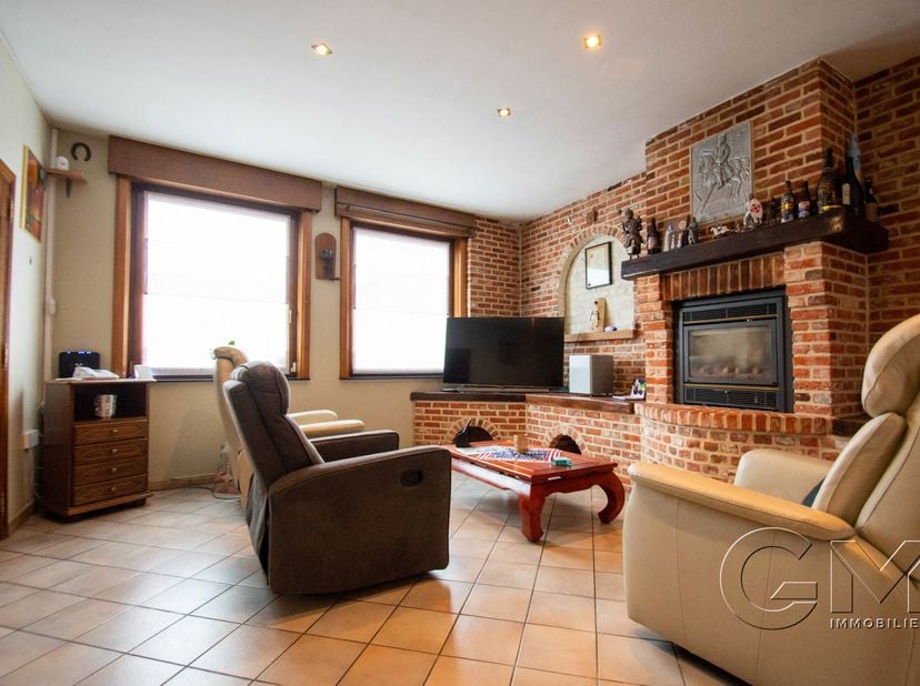 Spacieuse habitation semi-mitoyenne, 4 grandes chambres, électricité conforme jusqu'en 2047, châssis double vitrage avec persiennes, chauffage par con