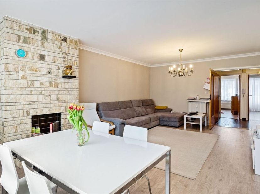 Dit op te frissen appartement is ideaal gelegen in een aangename en levendige buurt in Deurne, vlakbij de Ruggeveldlaan. Het bevindt zich op de tweede