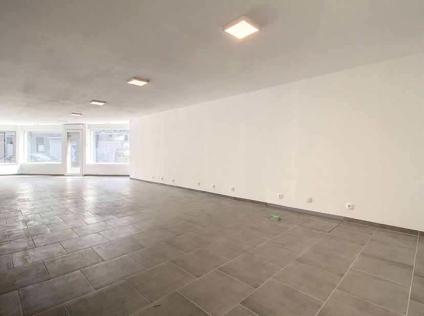 Immeuble mixte entièrement rénovée composée dune belle surface commerciale ainsi que de 2 appartements.<br />
Accès directement à une belle surface co