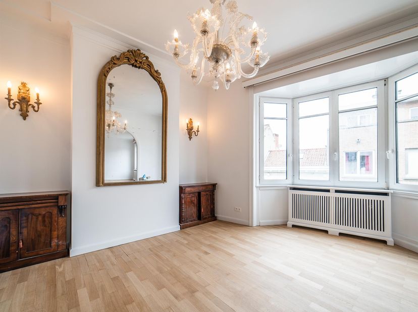 A proximité immédiate de la place du Châtelain et situé dans une cour intérieure de l'avenue Louise, appartement de trois chambres, d'une superficie d