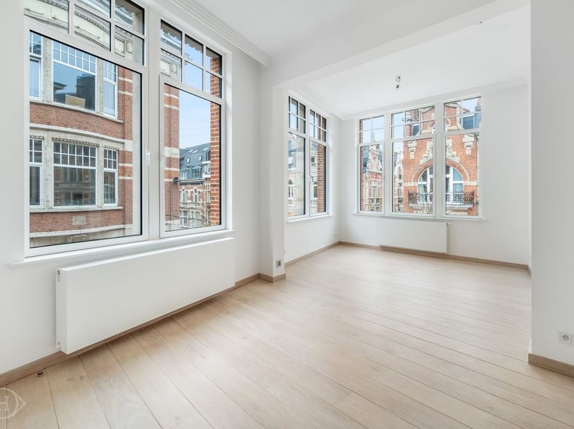 Met plezier presenteren wij dit lichtrijke éénslaapkamerappartement op de tweede verdieping van Parijsstraat 3, gelegen op de hoek met de Brusselsestr