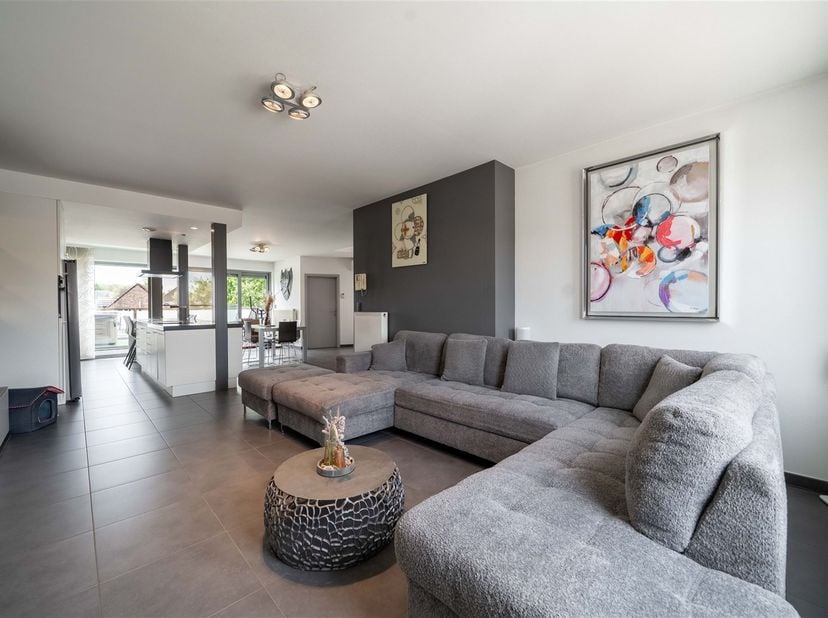 Instapklaar duplexappartement met aparte ingang, zonnig terras en jacuzzi in Begijnendijk.<br />
<br />
Op zoek naar een ruim en perfect onderhouden