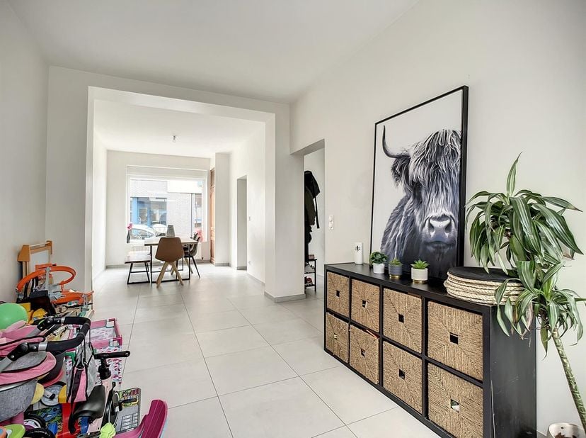 hall d'entrée<br />
spacieux séjour<br />
cuisine semi équipée avec taques et hotte<br />
salle de douche<br />
wc séparé<br />
salon avec vue sur le