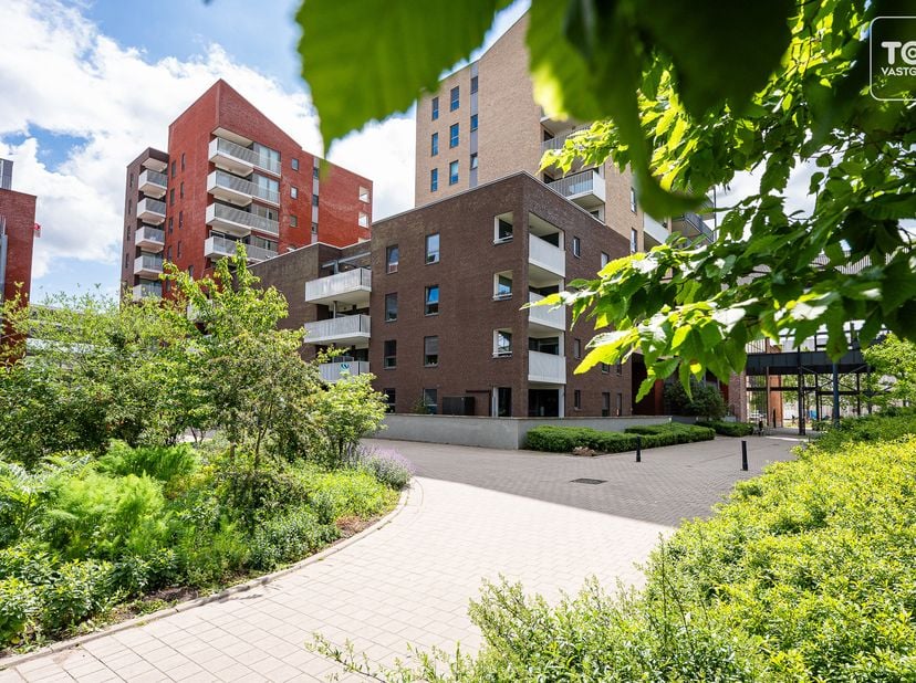 Dit prachtig appartement met parking ligt op de site van Dok Noord. Een toplocatie in Gent. <br />
Op de site zelf is alles aanwezig. Van een bakker t