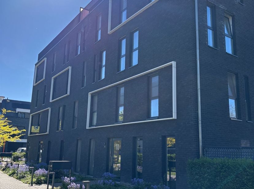 Prachtig nieuwbouwappartement met 2 slaapkamers, garage staanplaats en laadpaal<br />
<br />
Modern appartement gelegen op de eerste verdieping in A