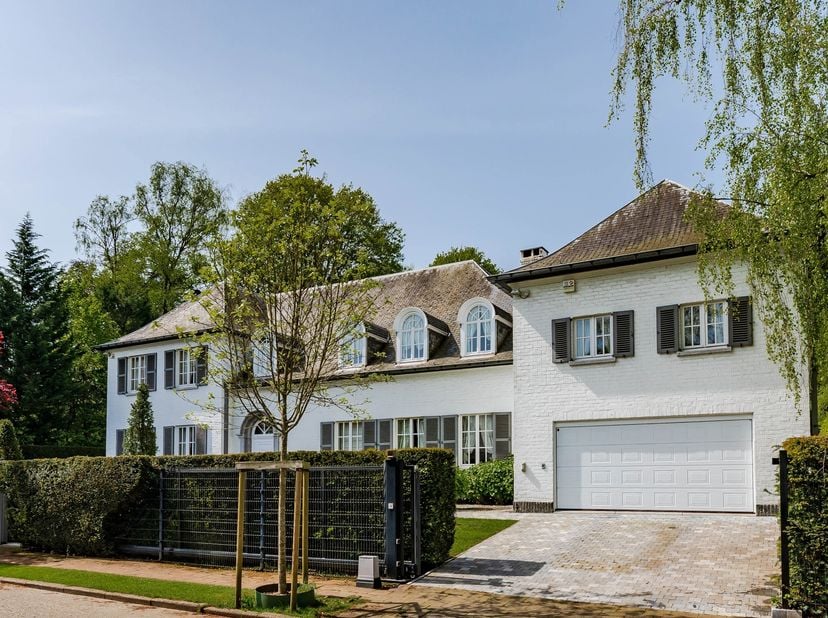 Deze charmante klassieke villa uit de jaren '60 is ideaal gelegen naast Zoniënwoud, in de woonwijk Pins Noirs, en biedt een rustige en exclusieve woon