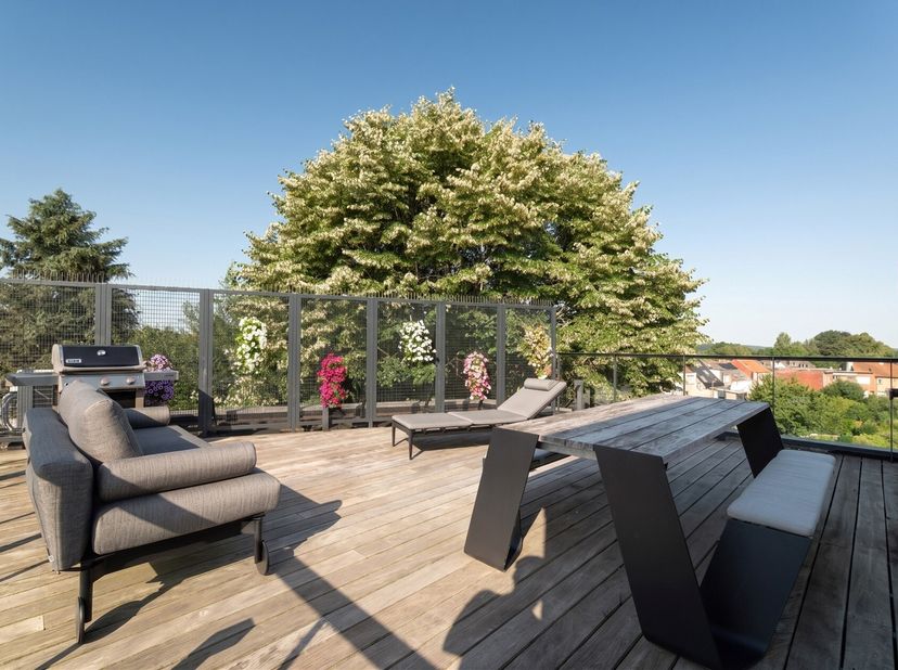 Situé à Wemmel, dans un environnement verdoyant à proximité immédiate de Bruxelles, ce penthouse de ±123 m² PEB occupe le dernier étage dune petite co