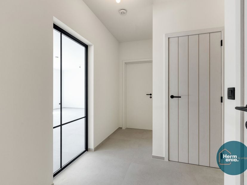 Volledig gerenoveerd appartement met tuin, groot terras, garage en 3 slaapkamers.<br />
Op zoek naar een ruim en instapklaar appartement?<br />
Dit pr