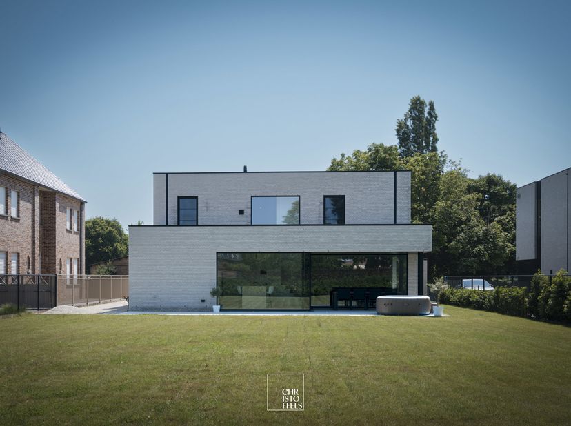 INDELING <br />
De woning wordt betreden via de inkomhal met vestiaire en gastentoilet. Vanuit de inkomhal komt u in de ruime en lichtrijke leefruimte