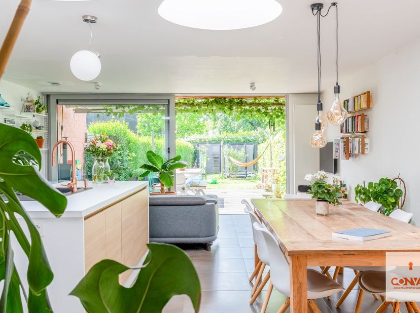 In een rustige straat in Mariakerke bevindt zich deze volledig gerenoveerde woning, waar hedendaags wooncomfort en een uitstekende ligging hand in han