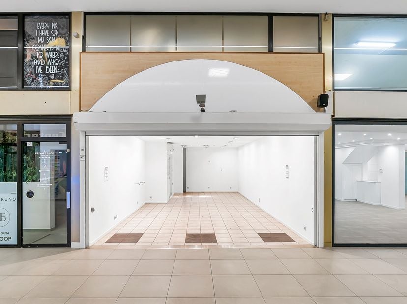 Instapklaar handelspand met tal van mogelijkheden.<br />
<br />
Gelegen in Shopping 3 aan het Stadsplein in het centrum van Genk.<br />
<br />
Het pan