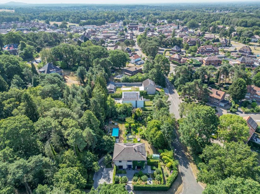 Prachtige Villa op 9 Are 63ca – 380 m² woonluxe! + Naastliggende Bouwgrond voor open bebouwing &amp;nbsp;van 9 Are 35ca – samen 18Are 99ca.<br />
<br />
<