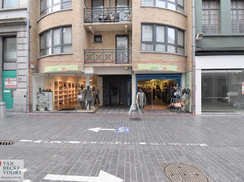 Handelsgelijkvloers op ultieme AAA locatie - 350m² winkelruimte - façade van 6,39 meter - onmiddellijk vrij.<br />
Geschikt voor diverse doeleinden.&amp;n