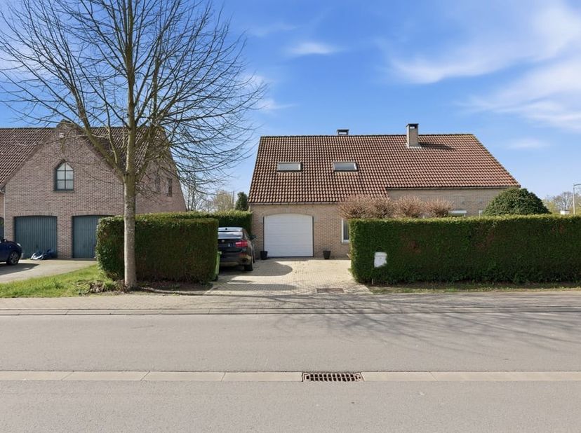 In Riemst bevindt zich deze verzorgde, charmante open bebouwing in landelijke stijl uit 1996, ideaal voor wie op zoek is naar ruimte, comfort en een r