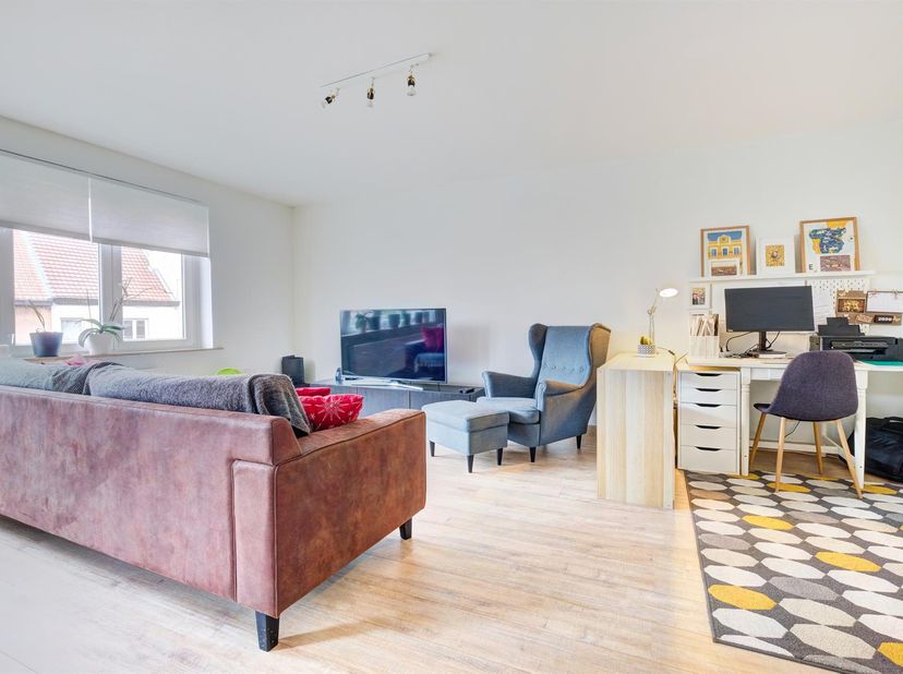 In een charmelijke kleine mede-eigendom zonder lift ontdekt u dit lichtrijke en ruime appartement met 3 slaapkamers, ideaal gelegen vlakbij Tomberg, w