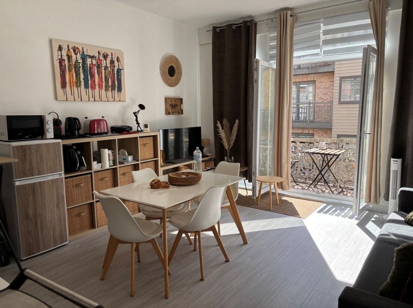Dit instapklare appartement is gelegen op de eerste verdieping van een kleinschalige residentie, op een uitstekende locatie nabij de gezellige Belle E