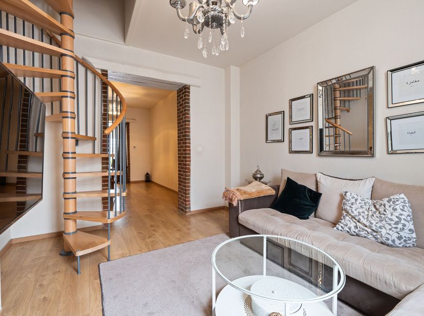 Bent u op zoek naar een instapklaar appartement met een uitstekende ligging? Dit prachtig gerenoveerde duplexappartement met twee slaapkamers bevindt