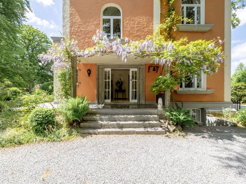 Christie's biedt u deze luxe villa te huur aan, gelegen in een groene omgeving, dicht bij alle voorzieningen: bus, (internationale) scholen, winkels e