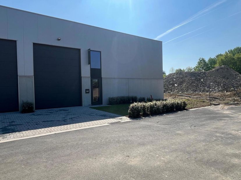 Nieuwe KMO unit A8 van 288m² in het "Cesar Business Park" gelegen op een bedrijventerrein van ongeveer 7 hectare in Bornem, bevinden deze kmo-units zi