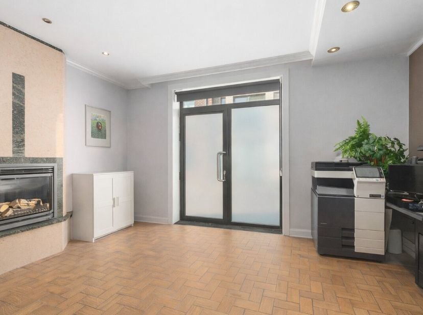 [[ DIT PAND NEEMT DEEL AAN DE ERA OPEN HUIZEN DAG OP 13/6 VAN 16:00 TOT 17:00 ]] Deze halfopen woning met handelsmogelijkheden is gelegen in het gezel