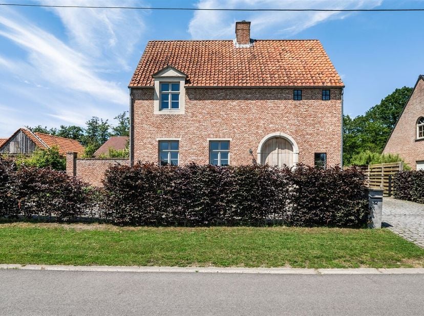 Villa clé en main avec écuries agréées et manège extérieur<br />
Cette belle villa de 2007 est située au calme à Geel-Bel, avec un accès facile à Geel