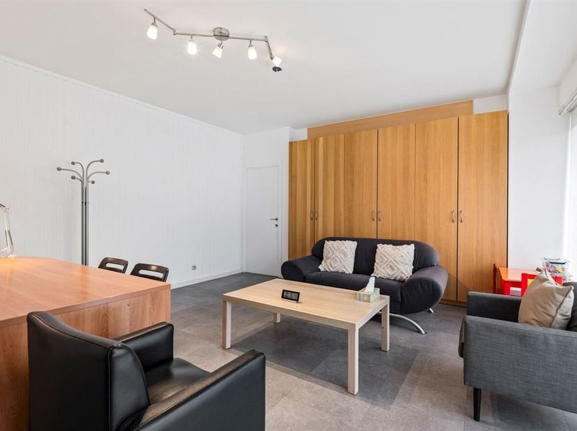 Handelsgelijkvloers op toplocatie in Berchem!<br />
Ligging: Dit handelsgelijkvloers is gelegen in de Flor Alpaertsstraat te Berchem, een levendige en