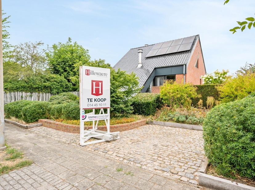 Deze vrijstaande woning bevindt zich op een toplocatie in het groene Kasterlee, in een rustige woonomgeving op een oostgericht perceel van ca. 614 m².