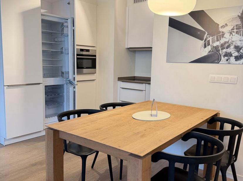 Découvrez cet appartement meublé moderne, idéalement situé dans un immeuble récent en plein centre de Bruxelles. À proximité immédiate des commerces,