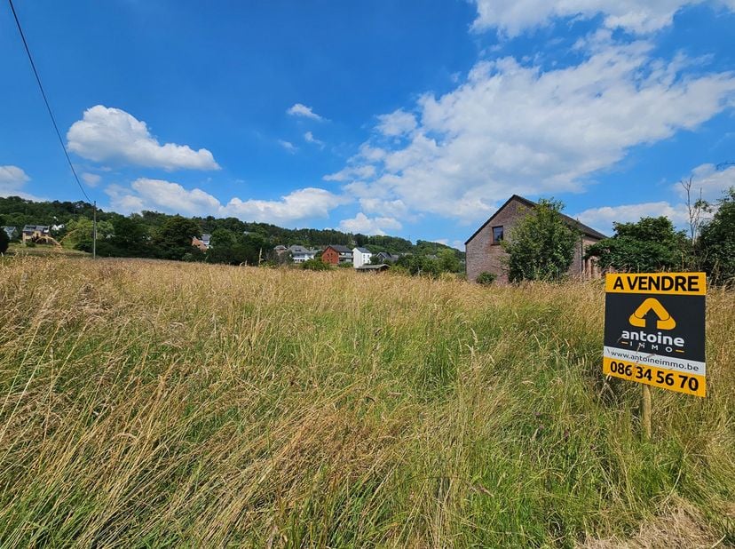 - OPTION - Jolie parcelle à bâtir idéalement située à Barvaux (Durbuy). Cette parcelle d'une superficie de 2.140 m² se situe dans une rue peu passante