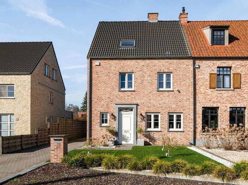 Ontdek deze prachtige HOB in Ranst aan de grens van Oelegem. Gelegen in een rustige straat met licht landelijk karakter. Scholen, openbaar vervoer en