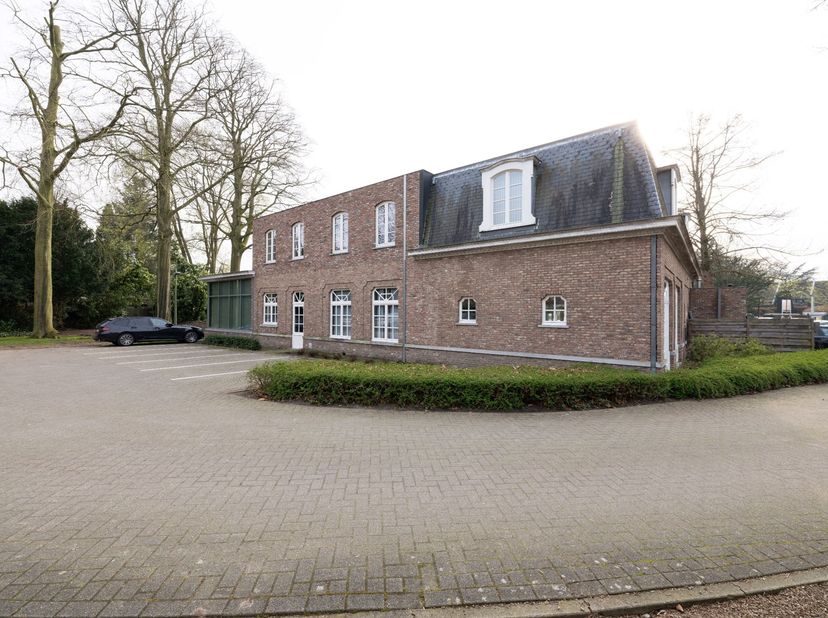 Dit centraal gelegen kantoorgebouw ligt op een boogscheut van de autosnelweg E34, waardoor verplaatsingen vlotjes kunnen verlopen. <br />
<br />
Het p