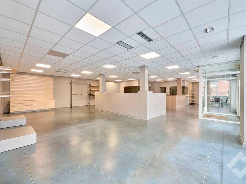 Veelzijdig handelsgelijkvloers te koop in Pelt nabij de commerciële site De koel wat zorgt voor veel passage én met voldoende parkeergelegenheid voor