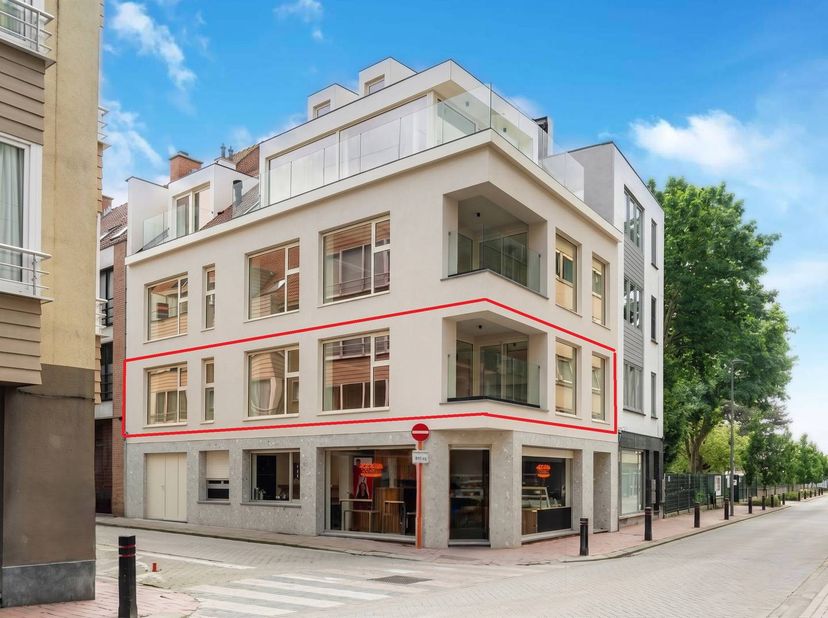 In de Kursaalstraat in Heist bevindt zich dit stijlvol gerenoveerde appartement dat te koop wordt aangeboden. Het maakt deel uit van een volledig vern