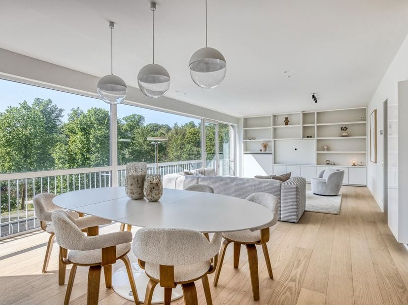 Luxueus GERENOVEERD appartement met 2 SLAAPKAMERS, fantastisch uitzicht op het groen en een zee aan woonruimte (138m2 !!) in centrum Brugge. Dit luxe