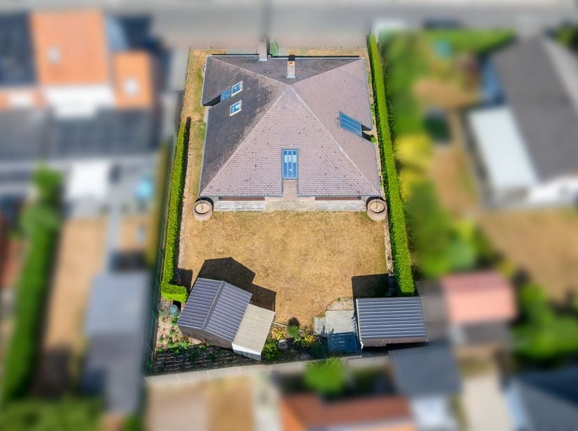 Deze architecturale en alleenstaande woning wordt u te koop aangeboden op een rustige, doch centrale ligging.<br />
Bij het betreden van deze woning k