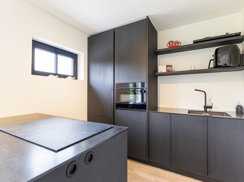 Knokke: Volledig gerenoveerde koppelvilla met 4 slaapkamers te koop. In de rustige en gegeerde Oostkerkestraat te Knokke bevindt zich deze volledig ge