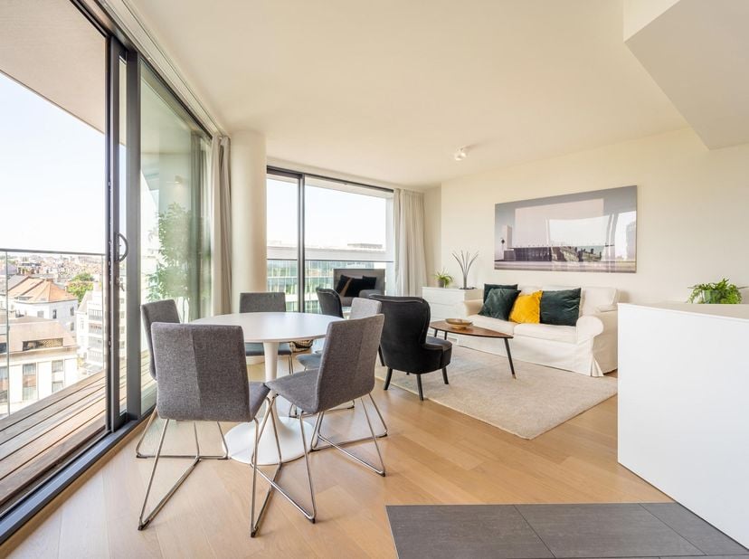 <br />
Gelegen aan de Avenue Louise, in een gebouw ontworpen door Marc Corbiau, bevindt dit tweeslaapkamerappartement zich op de 8e verdieping met een