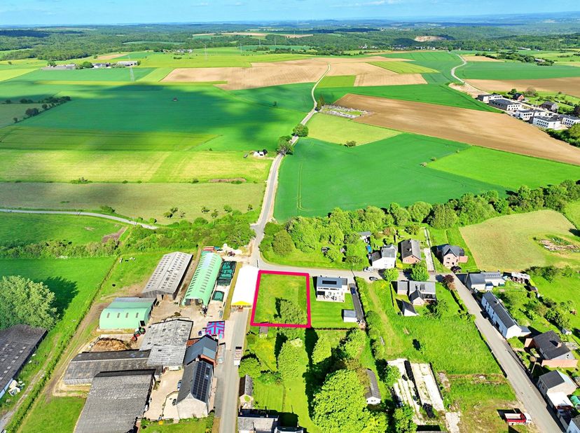 Charmant terrain de 10 ares 51 ca situé sur un angle, offrant ainsi plusieurs possibilités d’aménagement de construction et d’accès.<br />
<br />
La