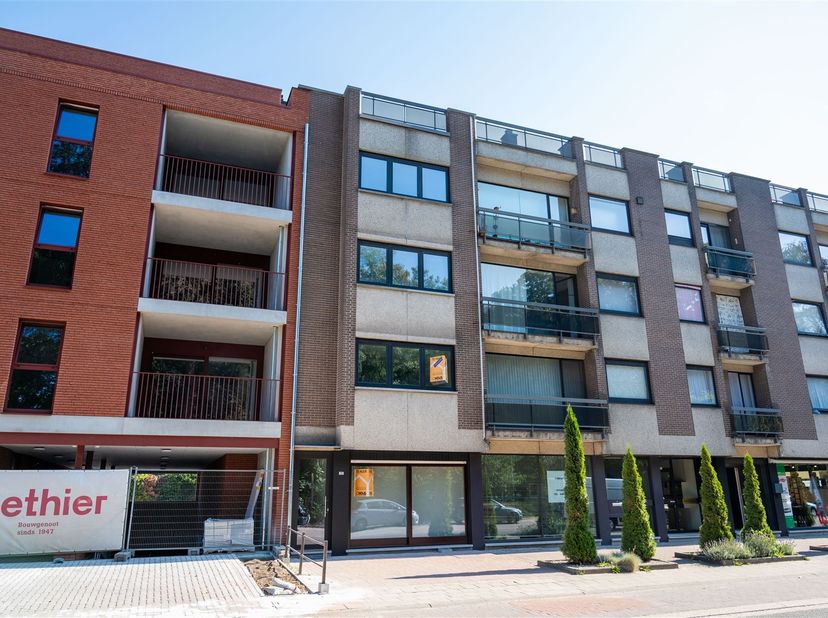 Gelijkvloers appartement met aangenaam terras.<br />
<br />
Op wandelafstand van verschillende handelszaken, vlakbij de op- en afrit van Hasselt-Wes