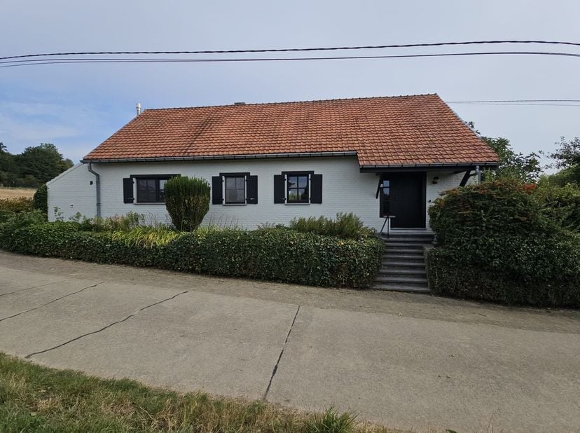 Deze charmante woning in hoevestijl&amp;nbsp;bevindt zich in een uiterst rustige en landelijke omgeving (doodlopende straat).<br />
<br />
Op het gelijkvl