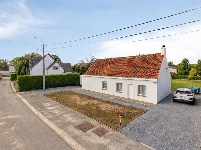 Deze woning is gelegen op een ruim perceel van maar liefst 1.192 m² in een rustige omgeving in Meulebeke. De woning beschikt over een woonkamer met ap